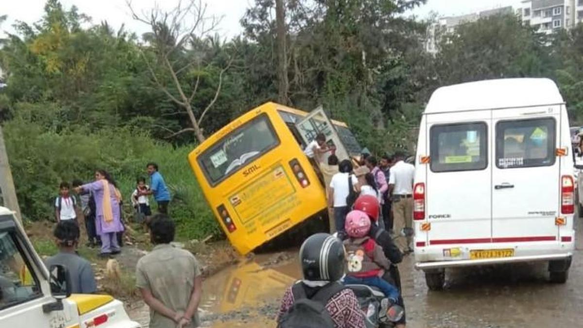https://th-i.thgim.com/public/incoming/uxgyjl/article70040886.ece/alternates/LANDSCAPE_1200/School%20bus%20in%20Bengaluru%20pothole.jpeg