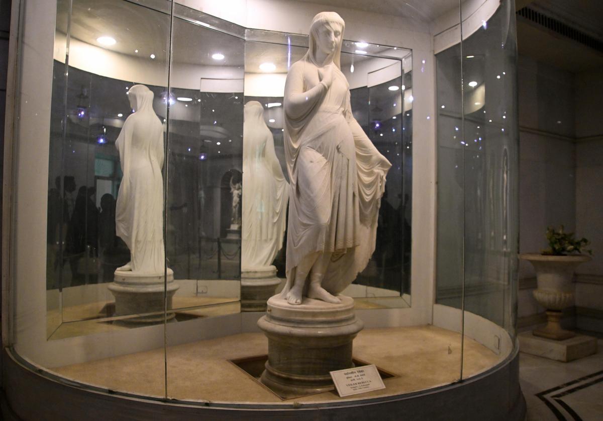 Escultura velada de Rebecca