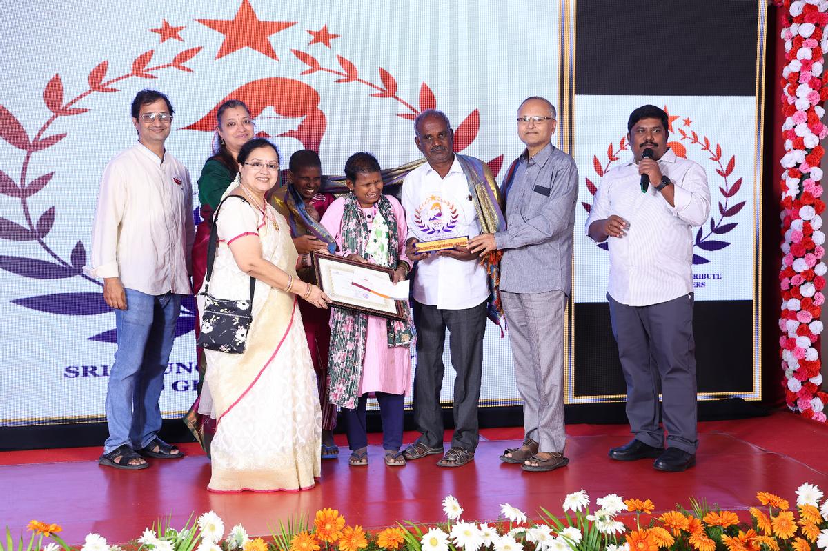 Velliyamoodu Govindaraj Devaraju (terzo da destra) riceve il premio dai dignitari.