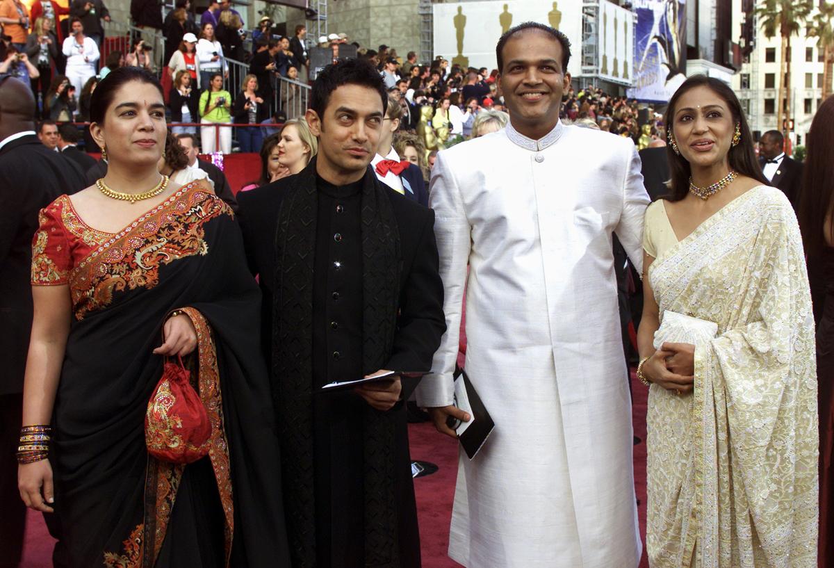 Indian director Ashutosh Gowariker (L) and Indian actor Aamir Khan (R) arrive with unidentified guests at the 74th annual Academy Awards in Hollywood, March 24, 2002. Gowariker directed the film Lagaan, which is nominated for best foreign film.