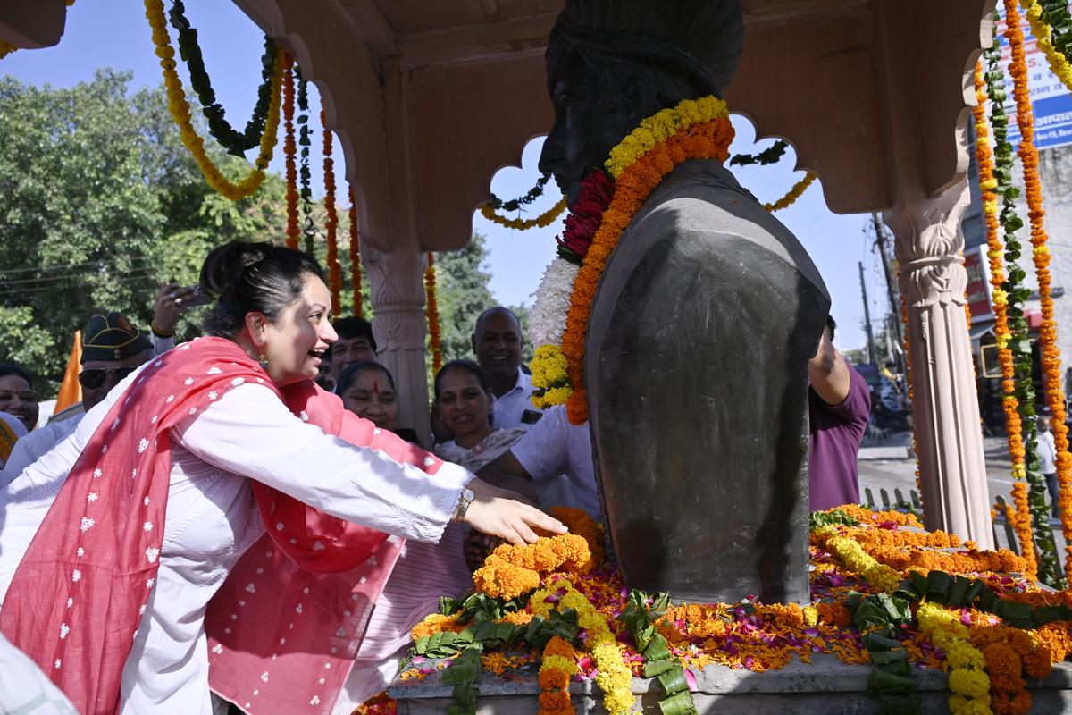 Union Minister of State for Planning Rao Inderjit Singh’s daughter and Haryana Health Minister Arti Singh Rao offering floral tributes on the occasion of Rao Tula Ram’s martyrdom day, at Naiwala Chowk in Rewari district of Haryana on September 23, 2025. Union Minister of State for Planning Rao Inderjit Singh’s daughter and Haryana Health Minister Arti Singh Rao offering floral tributes on the occasion of Rao Tula Ram’s martyrdom day, at Naiwala Chowk in Rewari district of Haryana on September 23, 2025.