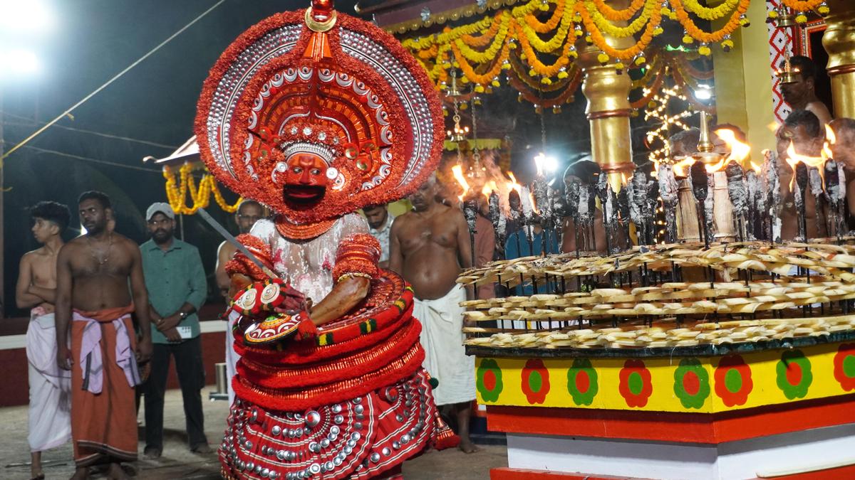 Kathivanoor Veeran Theyyam during Kaliyattam