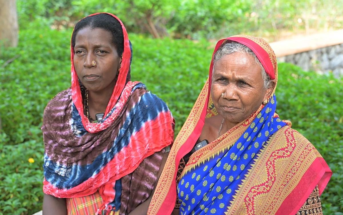 Saidambi Naik (à esquerda) e Hanaphabi, quilters Siddi do norte de Karnataka, viajaram para Chennai, pela primeira vez em suas vidas, eles estão viajando para fora de sua aldeia para mostrar seu artesanato.   