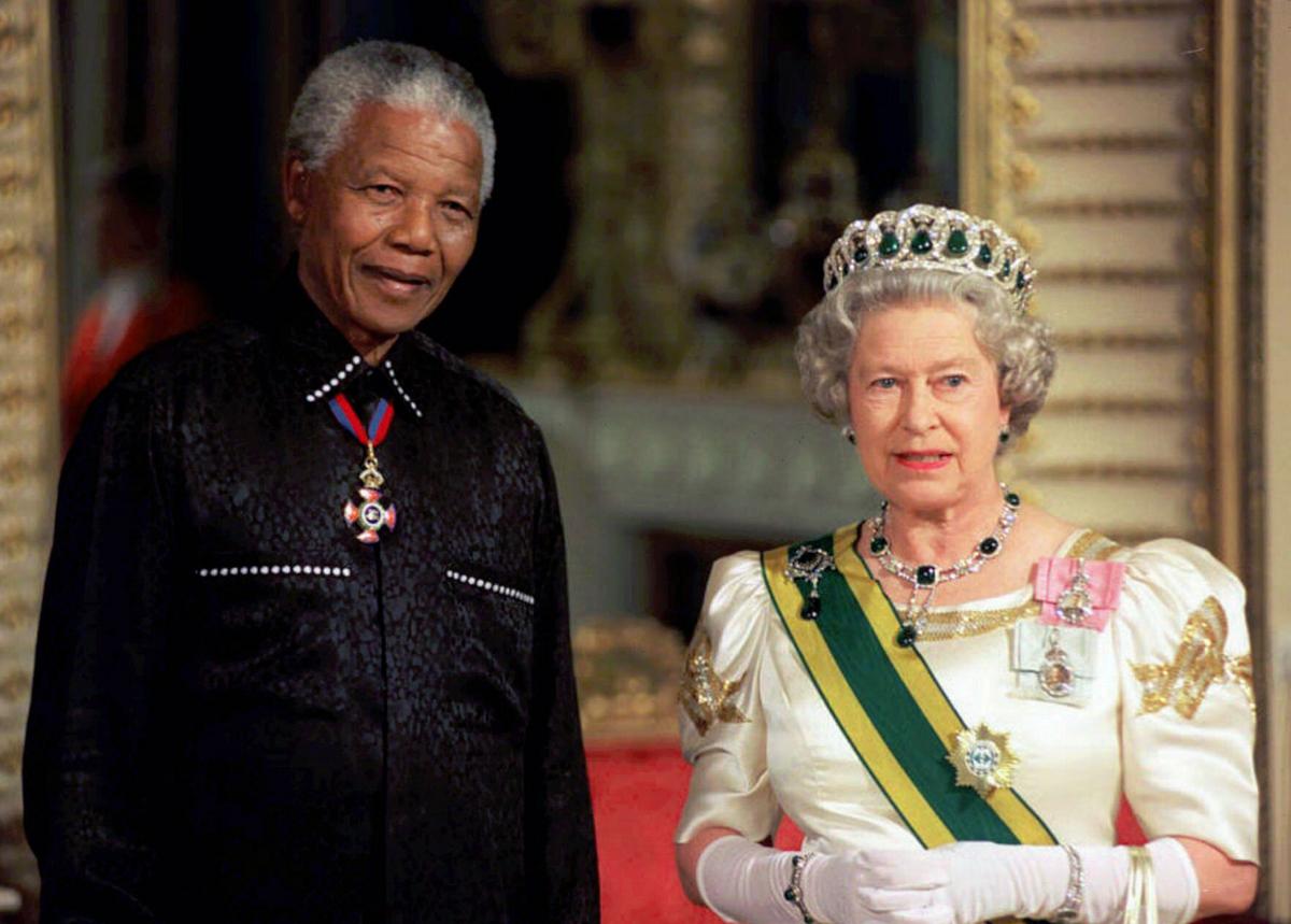 Nelson Mandela stands with Queen Elizabeth II on his arrival at Buckingham Palace. File.