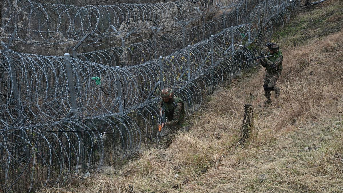 Three detained in Kashmir while trying to cross into Pakistan