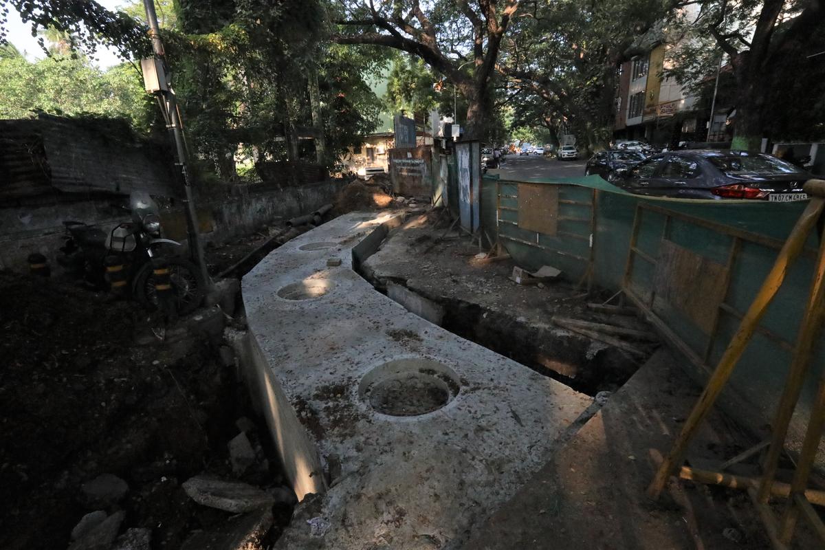 A transversely moving SWD consisting of precast blocks has been constructed from south side of Besant Avenue Road to the north side (landmark: a police booth). Karpagam Gardens residents have for long reiterated that the existing SWD had collapsed. Hence the transversely moving SWD. A SWD being constructed in situ takes the baton next. The images were taken on October 10, 2025. 