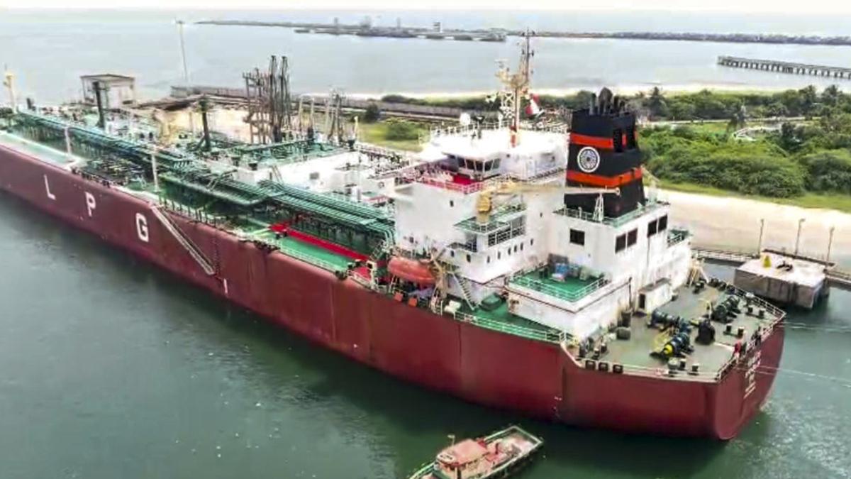 Sonowal accords ceremonial welcome to ‘Very Large Gas Carrier’ Shivalik
