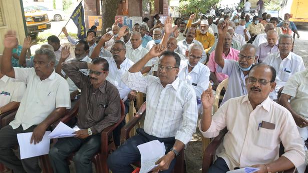Pensioners in Erode seek settlement of DA