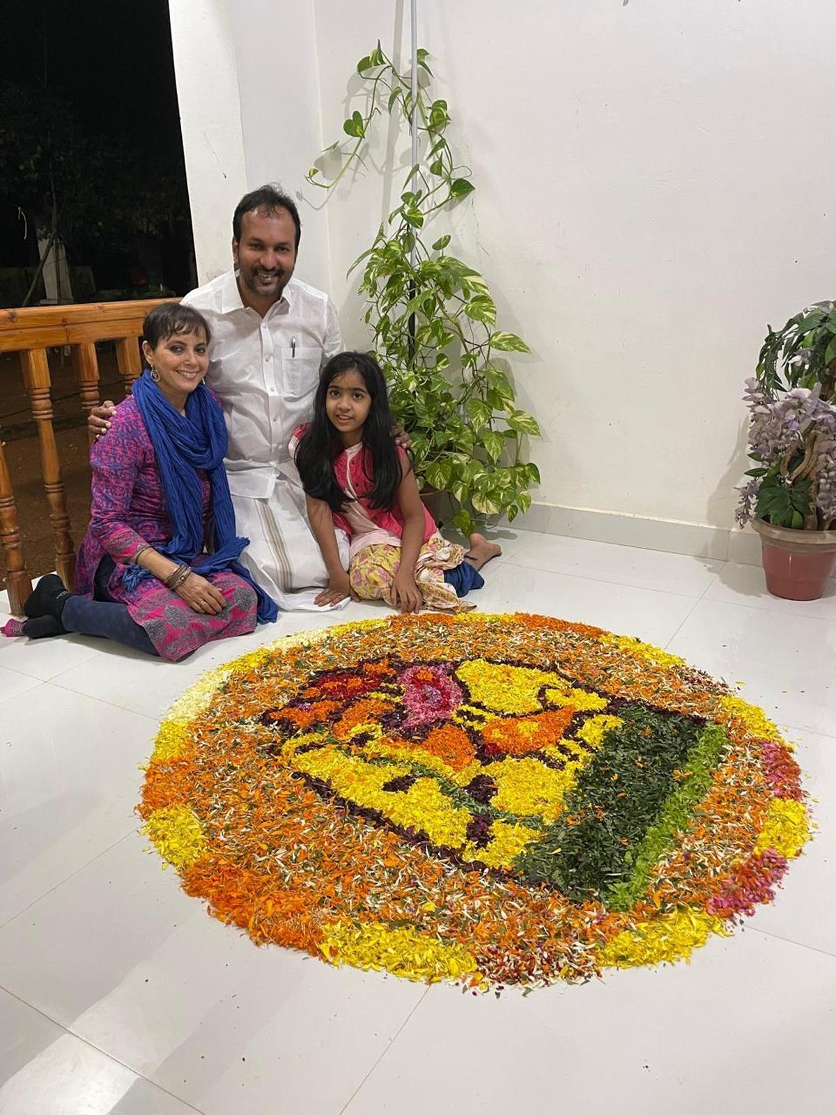 नवगठित केरल कैबिनेट में मंत्री पद की शपथ लेने वाले पीसी विष्णुनाथ ने अपनी पत्नी हा.मा. कनक और बेटी अन्नपूर्णा।