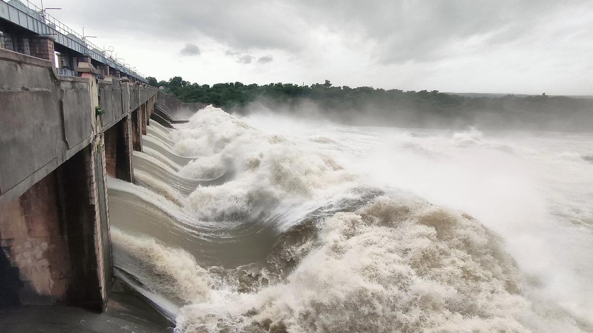 Godavari water level falls below second flood warning mark, shows receding trend at Bhadrachalam