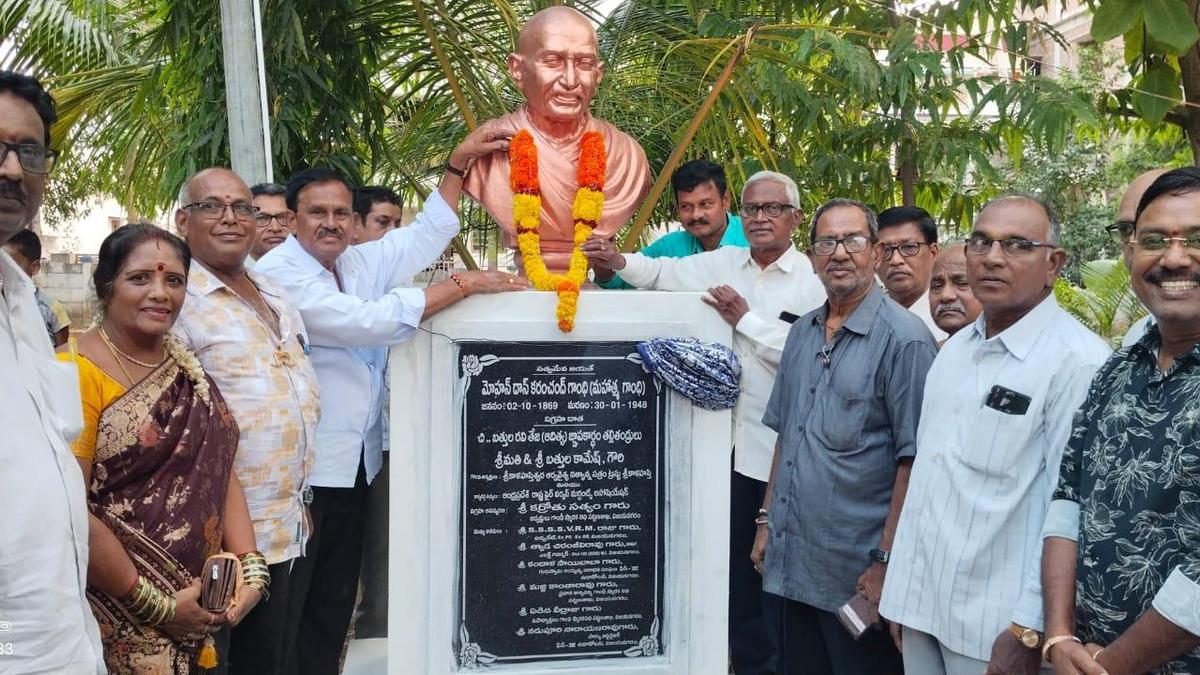 Mahatma Gandhi, Potti Sriramulu statues unveiled in Vuda colony of Vizianagaram