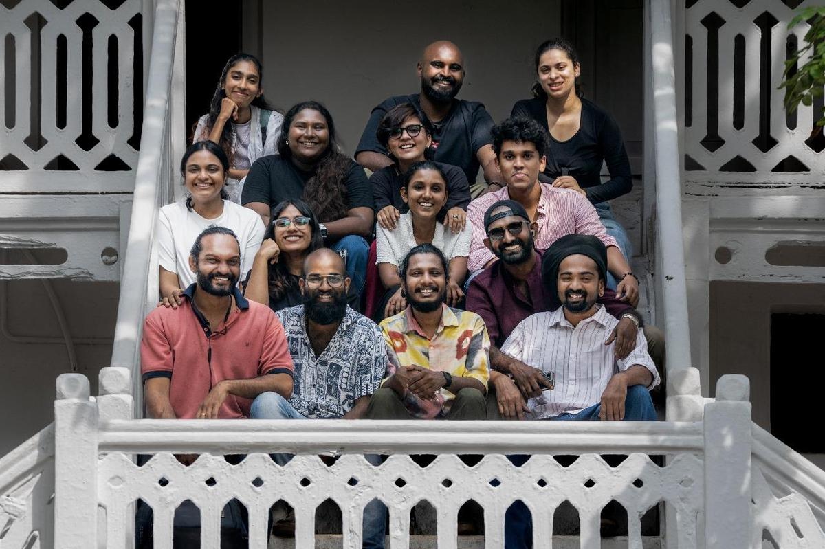 बाईं ओर से बैठे (पहली पंक्ति) अर्जुन नायर, प्रणव पीजे, अक्षय देव, और दीपक जॉनी; (मध्य पंक्ति, दाएं से) अशद पीएस, नीरज भवनसिंह, अबना सी आजाद, जिंशा पीके, और फातिमथ सफना के; (बाएं से शीर्ष पंक्ति) कोच्चि मुजिरिस बिएननेल 2025 की प्रोडक्शन टीम से ईशा सिराज, अमु जोसेफिना मोहन, शरण्या हरिदास, अनंत कृष्णन और आयशा मन्ना बाईं ओर से बैठे (पहली पंक्ति) अर्जुन नायर, प्रणव पीजे, अक्षय देव, और दीपक जॉनी; (मध्य पंक्ति, दाएं से) अशद पीएस, नीरज भवनसिंह, अबना सी आजाद, जिंशा पीके, और फातिमथ सफना के; (बाएं से शीर्ष पंक्ति) कोच्चि मुजिरिस बिएननेल 2025 की प्रोडक्शन टीम से ईशा सिराज, अमु जोसेफिना मोहन, शरण्या हरिदास, अनंत कृष्णन और आयशा मन्ना