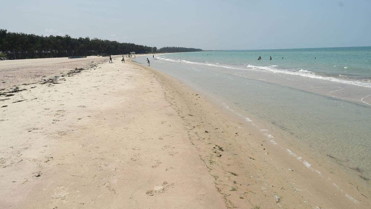 Tourism Dept. can ply more buses to Ariyaman beach, feel tourists