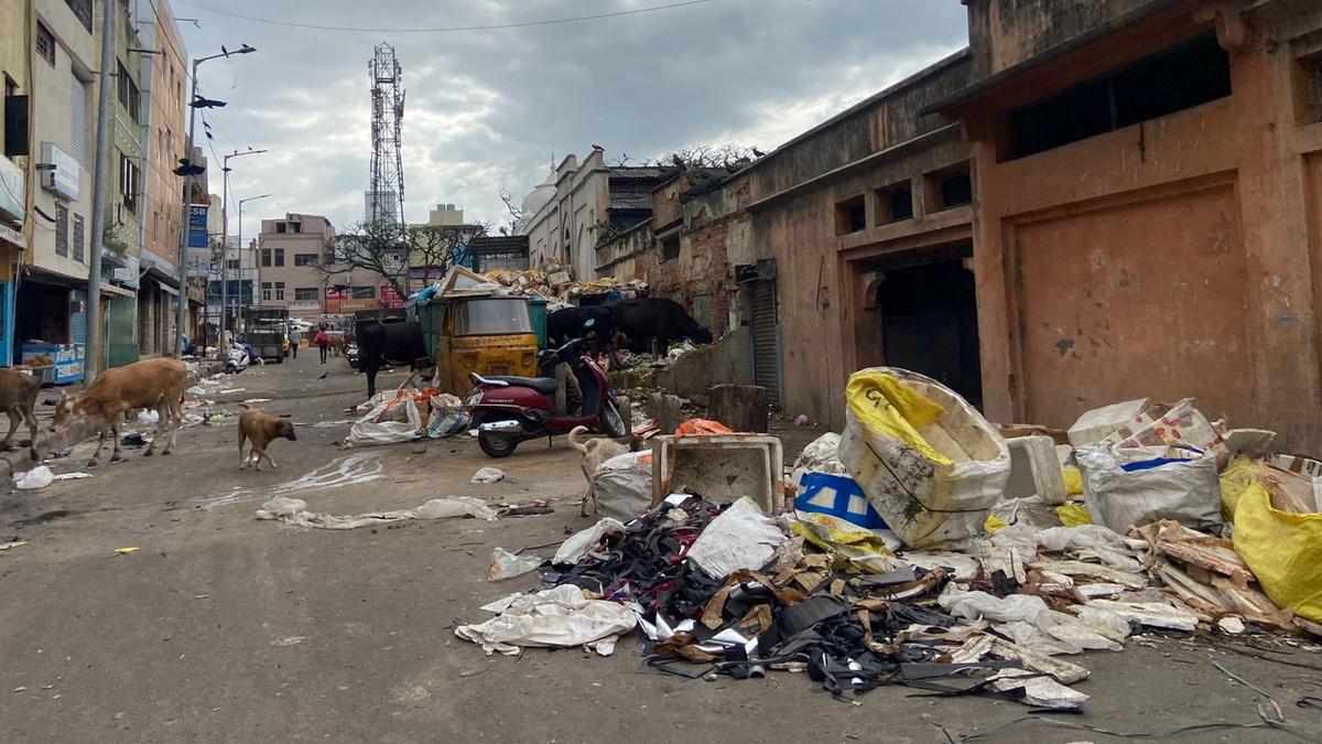 Blame game on between civic body and vendors, as Benglauru’s markets remain messy