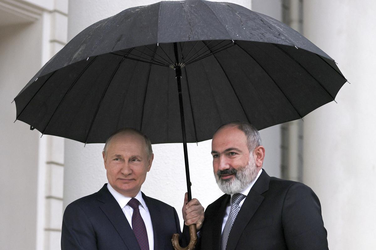 Putin hosts Armenian and Azerbaijani leaders for peace talks