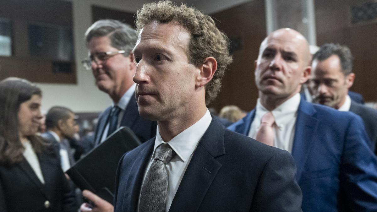 U.S. lawmakers win apology from Zuckerberg in tech grilling