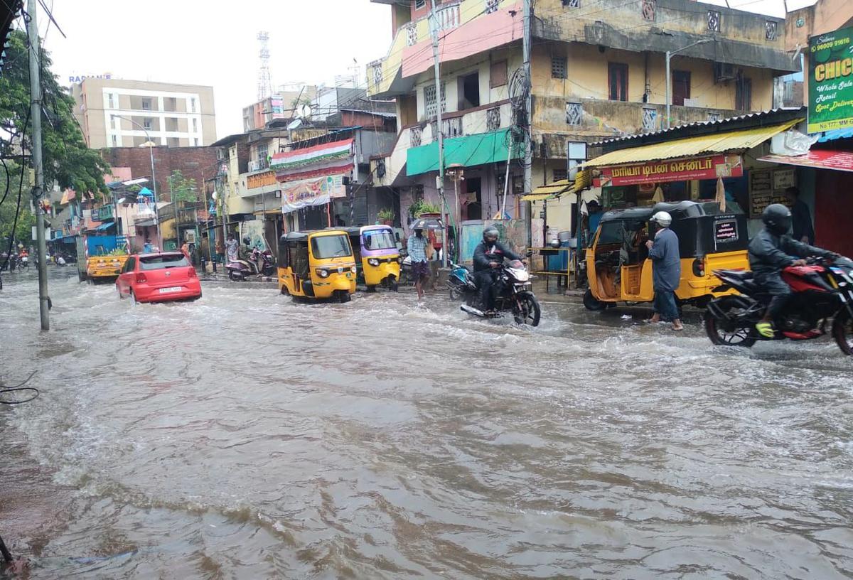 T.N. Rains: Traffic flow badly affected in Chennai, as motorists struggle through inundated roads