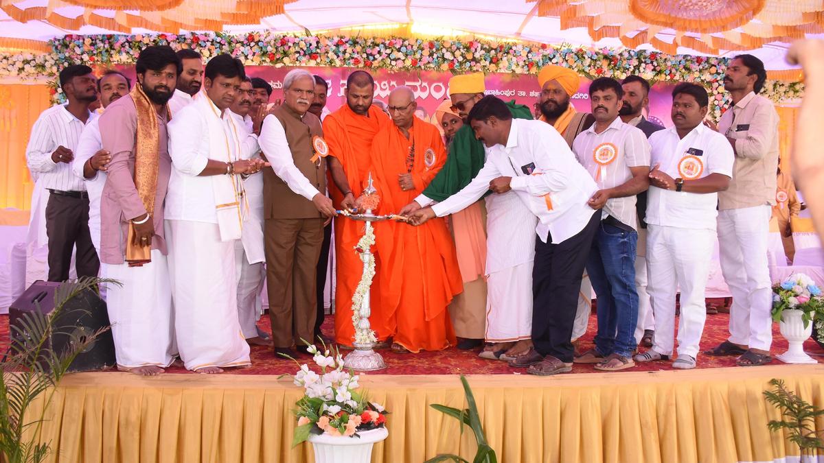 Free mass marriage marks Sai Baba temple fair in Yadgir district