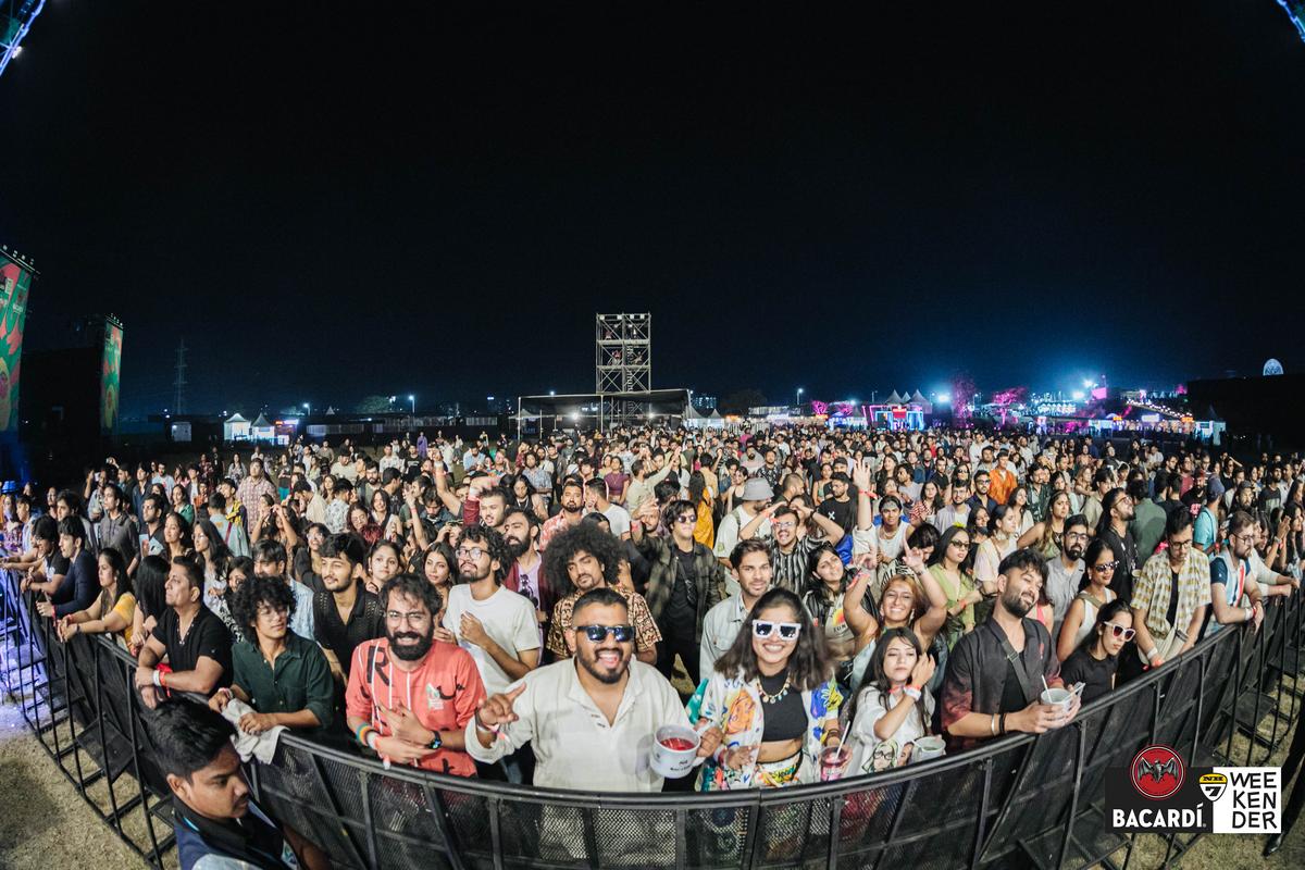 पुणे में बकार्डी NH7 वीकेंडर में कॉन्सर्ट में जाने वाले लोग पुणे में बकार्डी NH7 वीकेंडर में कॉन्सर्ट में जाने वाले लोग