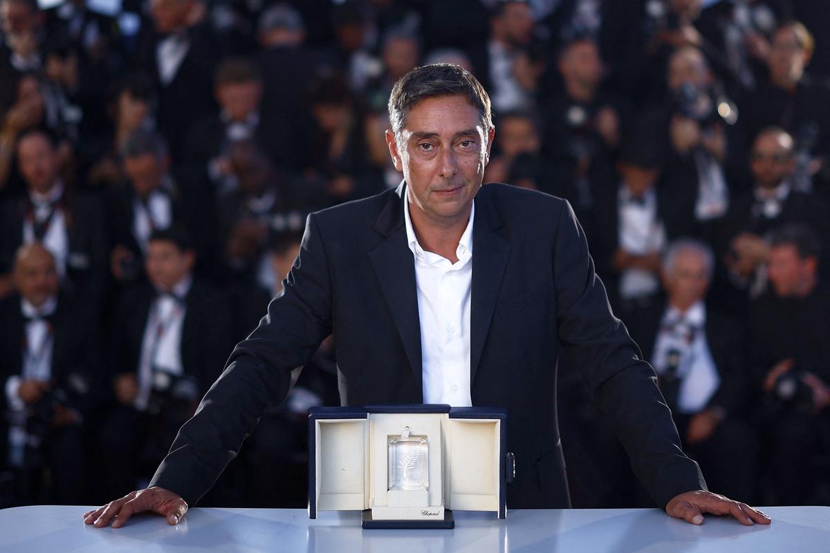 Director Miguel Gomes, Best Director award winner for the film ‘Grand Tour, poses during a photocall after the closing ceremony of the 77th Cannes Film Festival