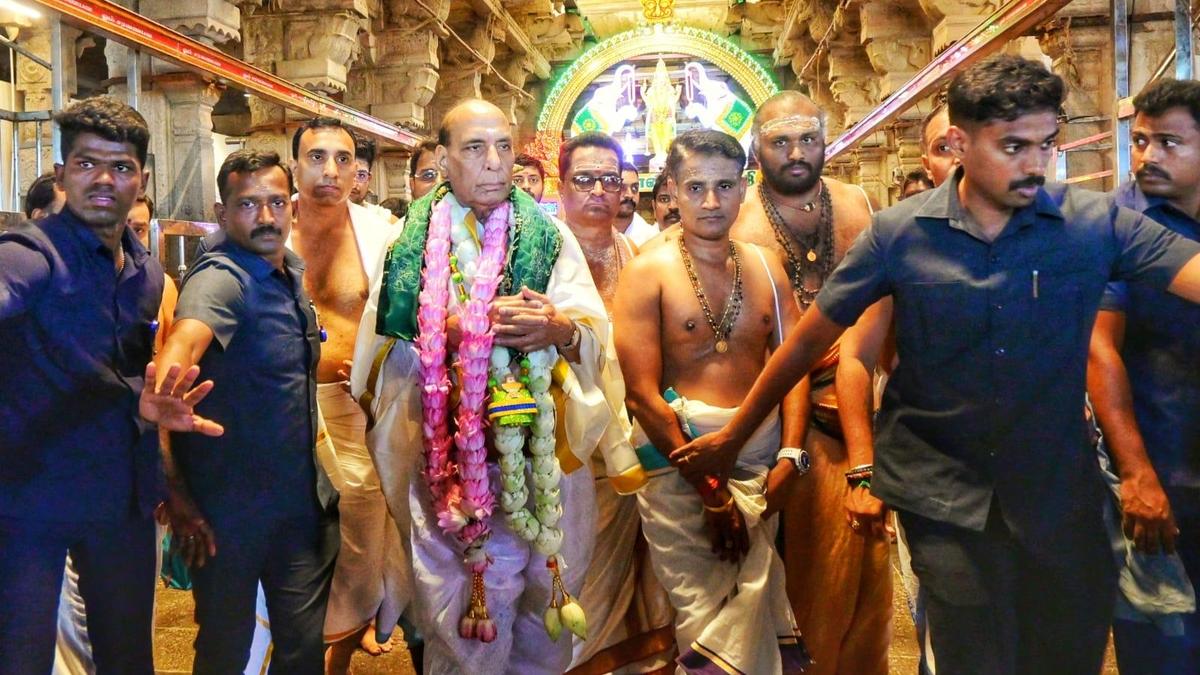 Rajnath Singh offers prayers at Tiruchendur Subramanya Swami temple