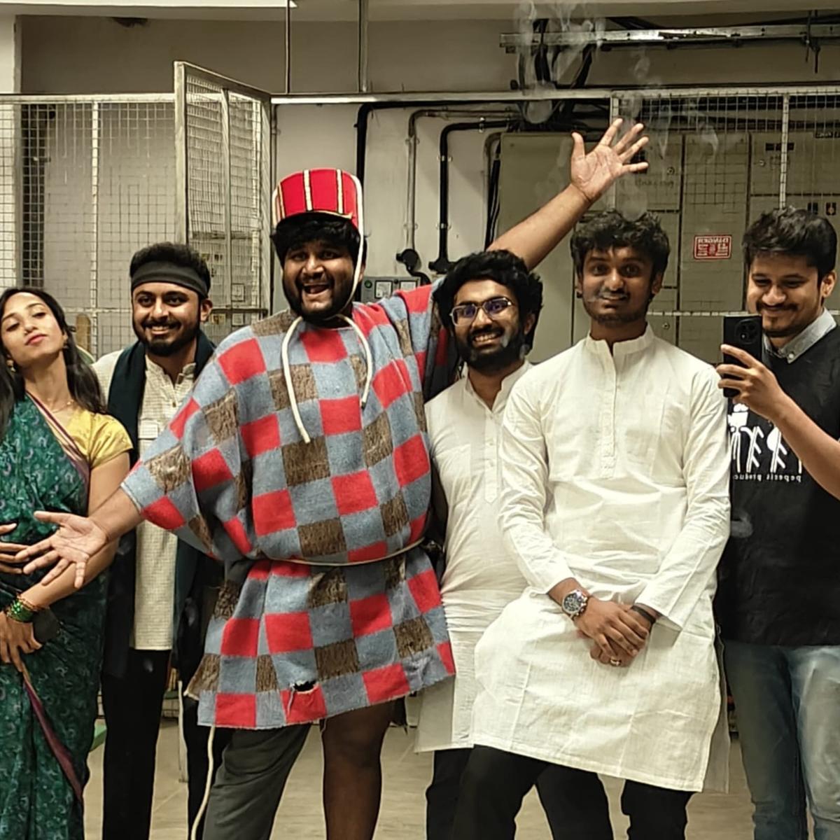 Cast and Crew 'Man Mutbik' Cast and Crew 'Man Mutbik'