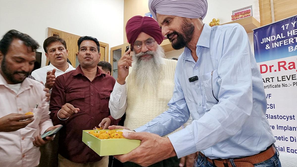 https://th-i.thgim.com/public/incoming/v9iikj/article70109239.ece/alternates/LANDSCAPE_1200/IMG_Sidhu_Moosewala_s_pa_2_1_QVCIJRVM.jpg
