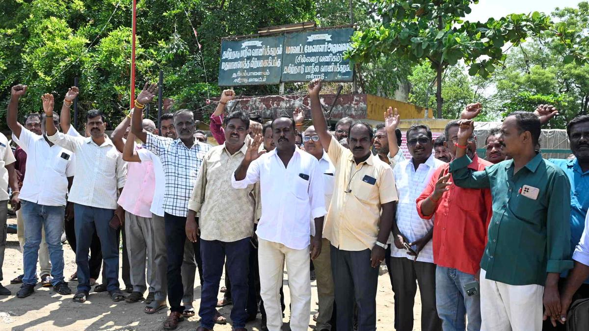 TASMAC staff in Erode continue strike for third day over empty bottle collection scheme
