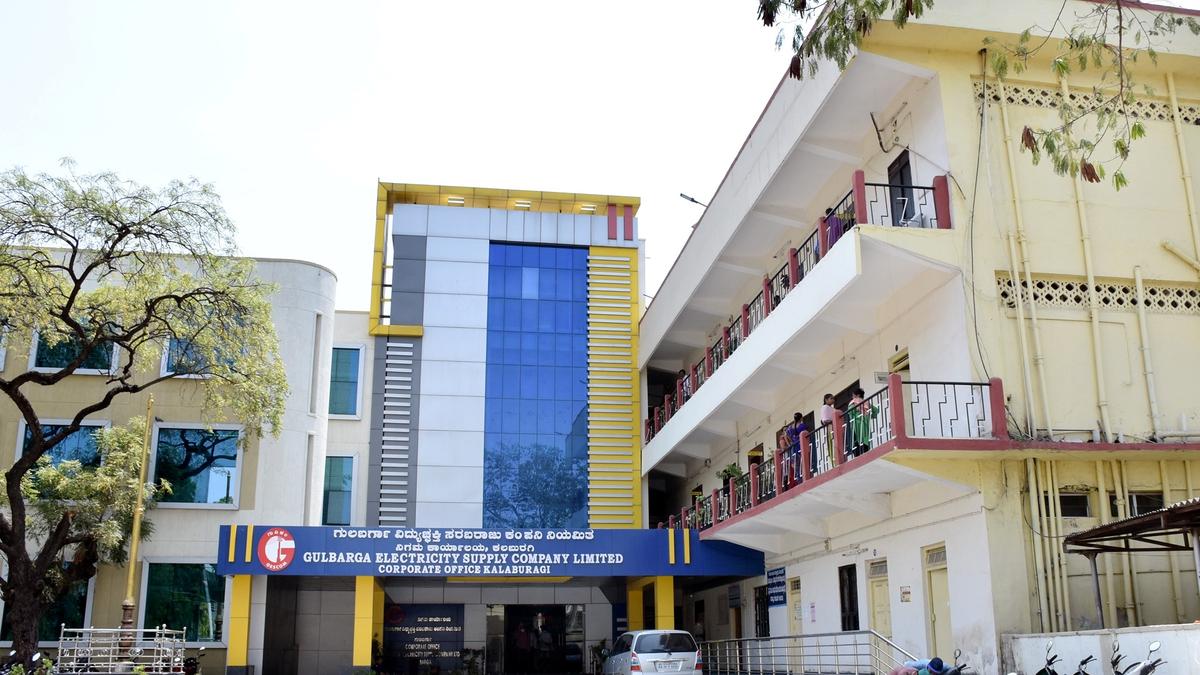 APMC director to take up with GESCOM the issue of bills with different power tariff for traders