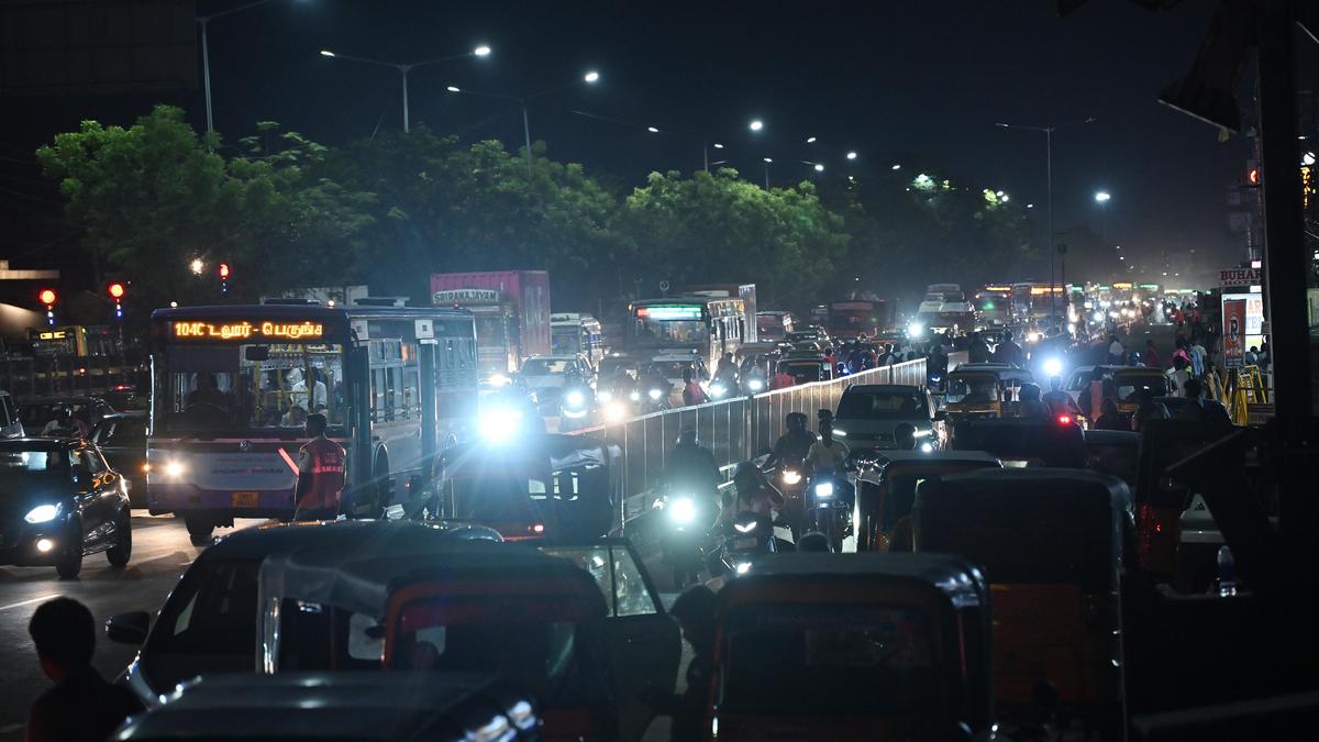 Traffic congestion on GST Road as residents return to Chennai after voting