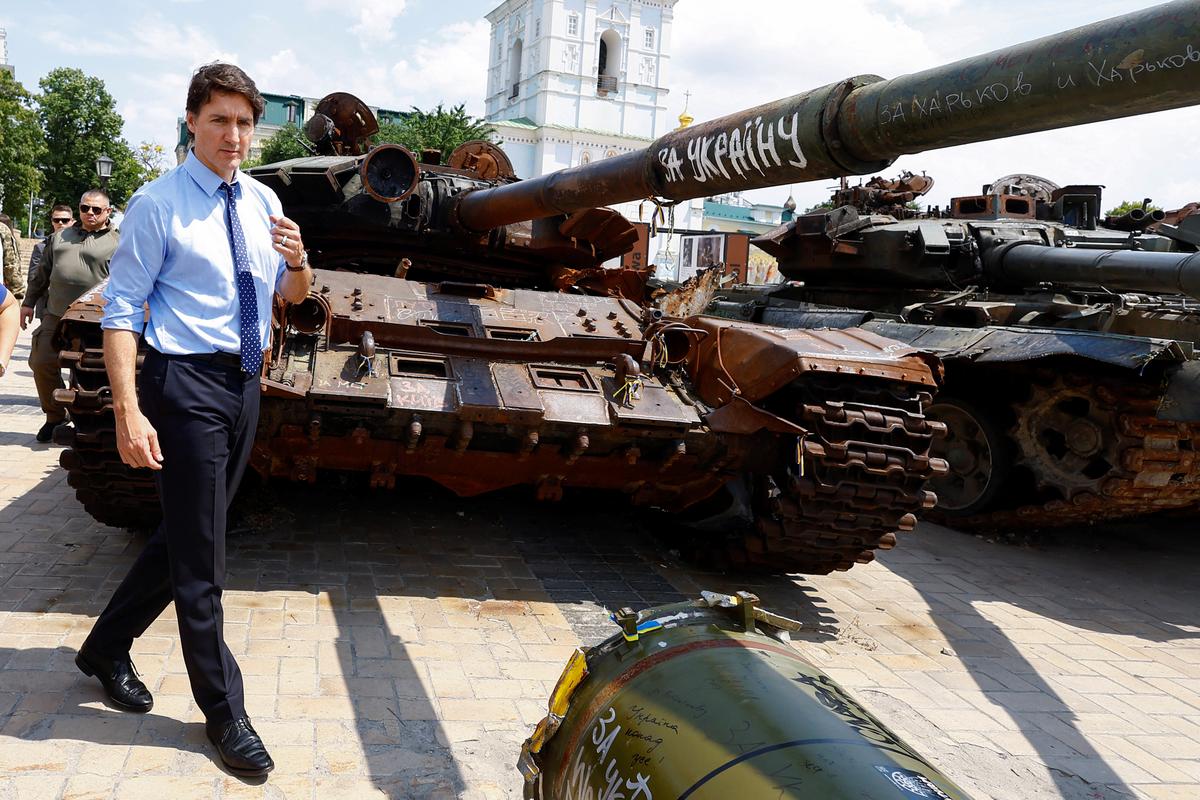 Canadian Prime Minister Justin Trudeau visits an exhibition of destroyed vehicles on the day of his visit at the Wall of Remembrance to pay tribute to killed Ukrainian soldiers, amid Russia's attack on Ukraine, in Kyiv, Ukraine June 10, 2023. REUTERS/Valentyn Ogirenko/Pool
