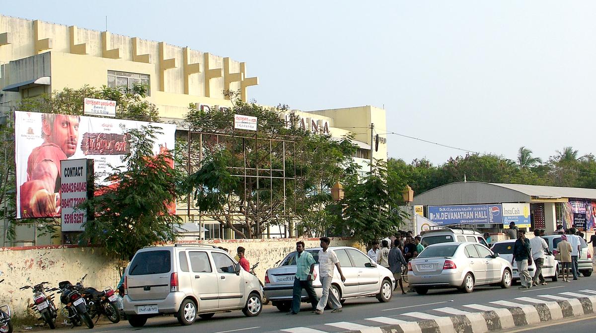 Cars queue up to get into Prarthana Open Drive-in Theatre during a Tamil film release in 2007