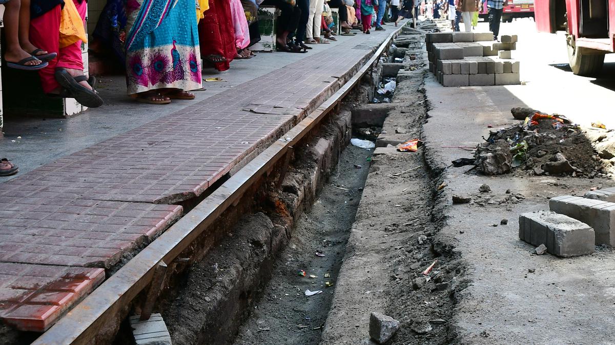 Coimbatore Corporation clears drains in Gandhipuram bus stand