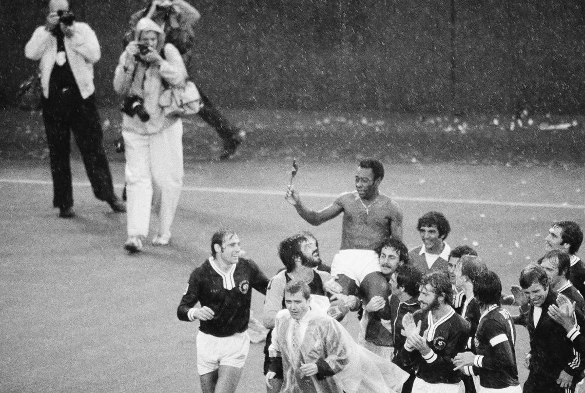 Pele is carried off the Giants Stadium field by his New York Cosmos teammates after his final soccer game, in East Rutherford, New Jersey, Oct. 1, 1977. File.