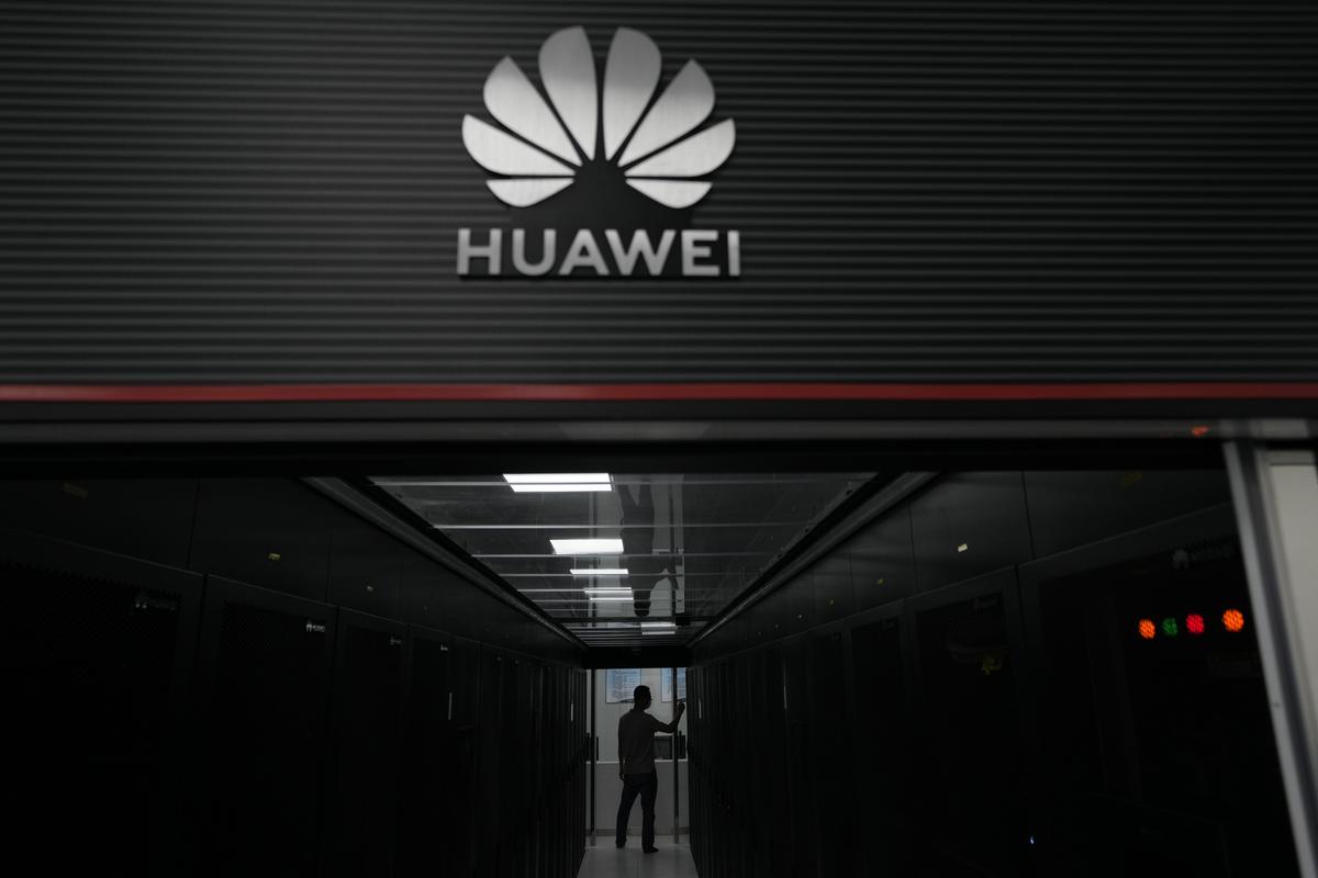 US FCC bans sales, import of Chinese tech from Huawei, ZTE