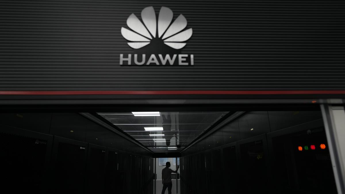 US FCC bans sales, import of Chinese tech from Huawei, ZTE