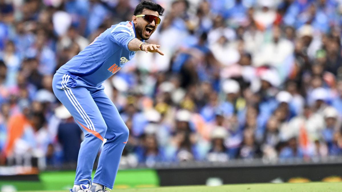 Manusia krisis, Axar, menjalankan misi untuk menebus waktu yang hilang