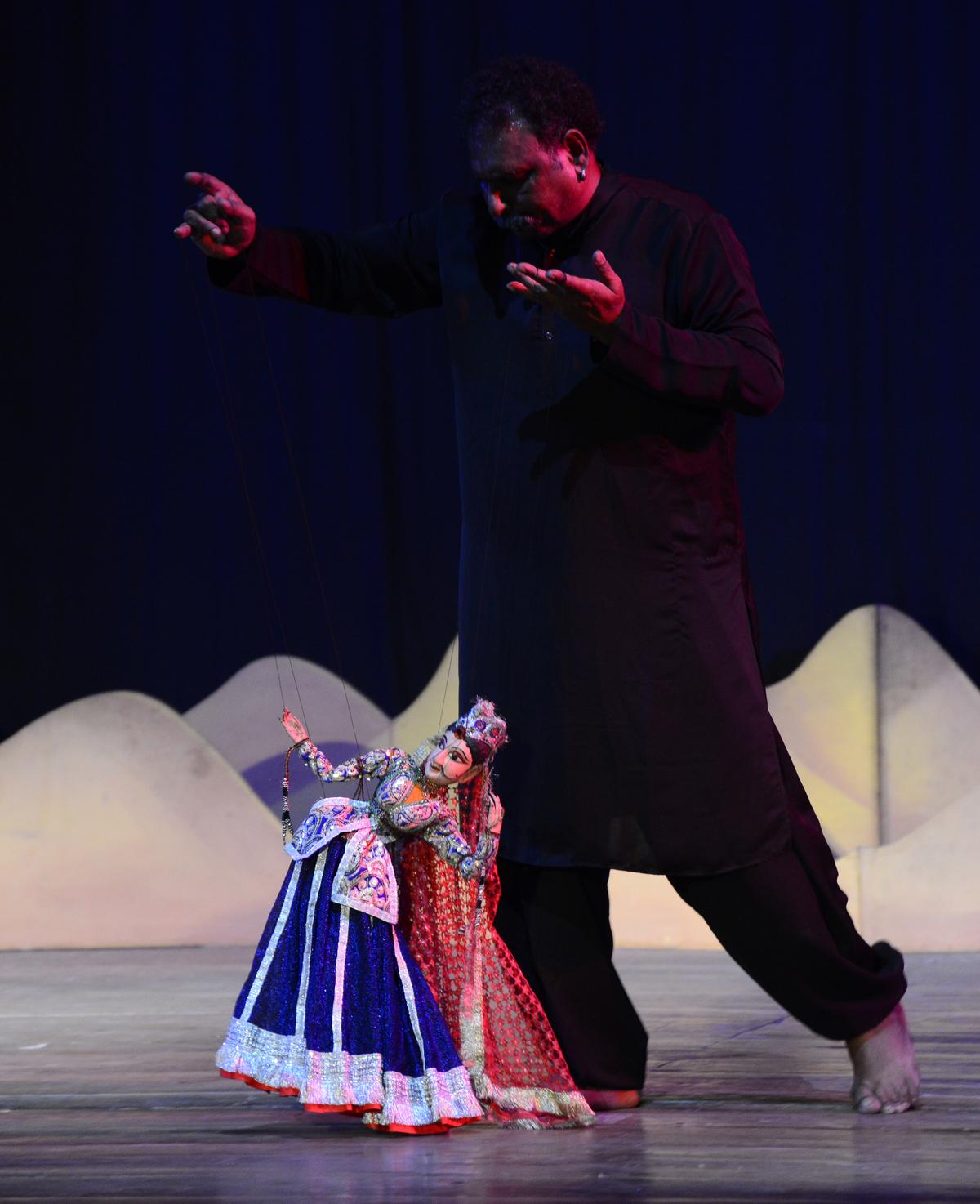 Puran Bhatt, a puppeteer from Rajasthan, performing Rajasthani Kathputli folk tale “Dhola Maru.” Puran Bhatt, a puppeteer from Rajasthan, performing Rajasthani Kathputli folk tale “Dhola Maru.”