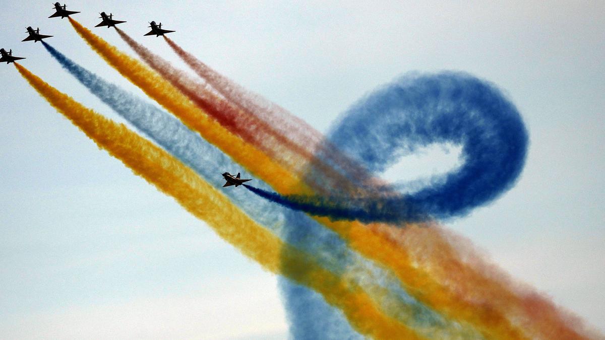 https://th-i.thgim.com/public/incoming/veaxtj/article70136819.ece/alternates/LANDSCAPE_1200/IMG_APTOPIX_Dubai_Airsho_2_1_84C0UA57.jpg
