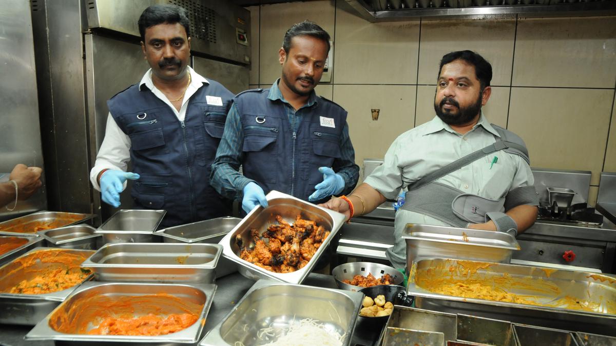 Namakkal shawarma food poisoning | Food safety officials inspect restaurants in Erode