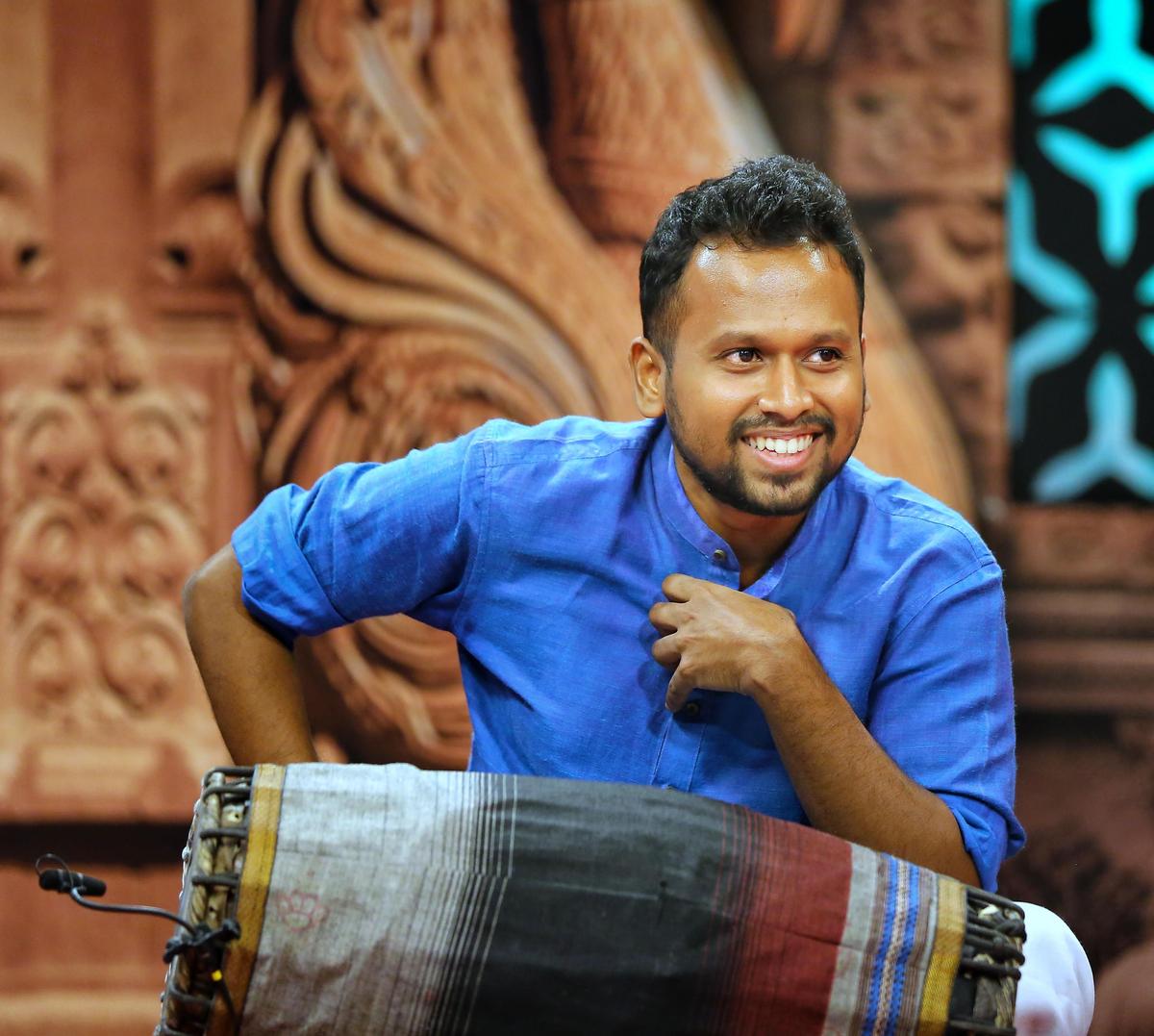 प्रवीण स्पर्श द्वारा लिखित 'द पराई अवेकेंस - अनरिजर्व्ड लाइव', तमिलनाडु के सबसे पुराने लोक वाद्ययंत्रों में से एक, पराई को मुख्यधारा में लाता है। प्रवीण स्पर्श द्वारा लिखित 'द पराई अवेकेंस - अनरिजर्व्ड लाइव', तमिलनाडु के सबसे पुराने लोक वाद्ययंत्रों में से एक, पराई को मुख्यधारा में लाता है।