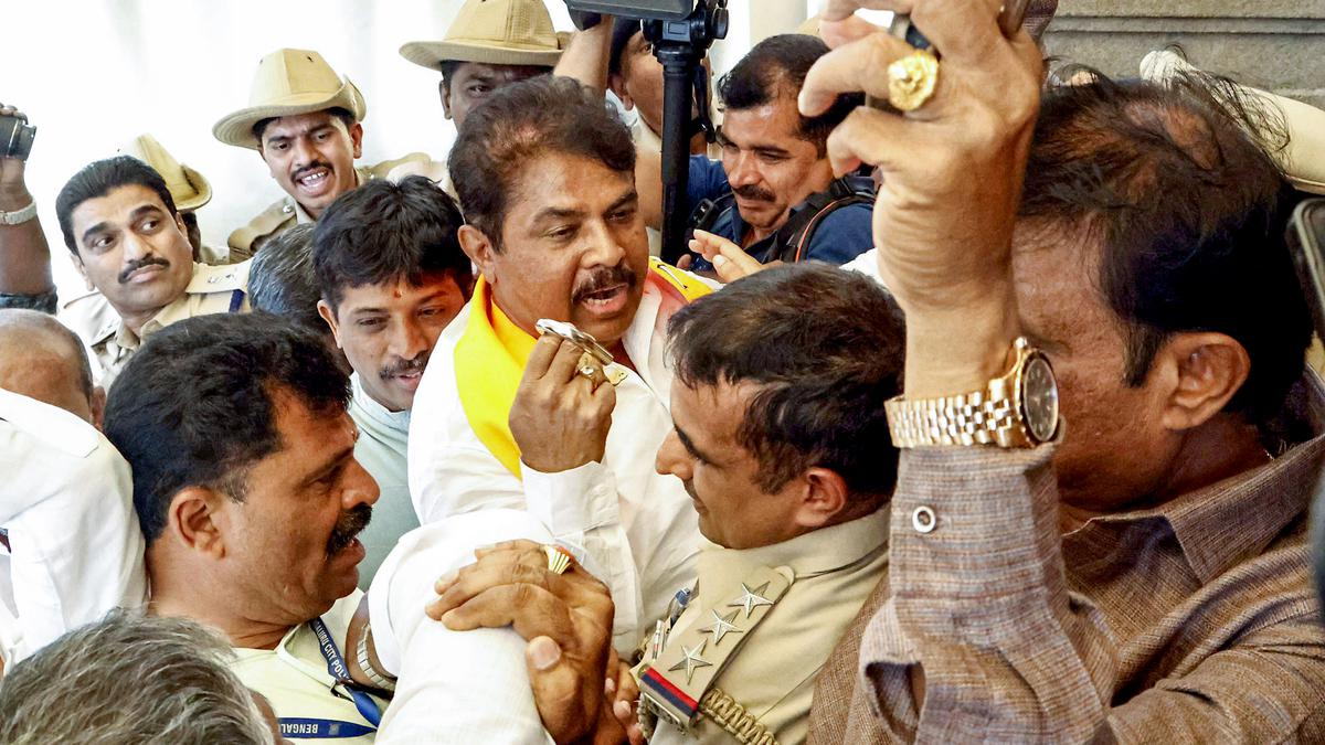 Karnataka: BJP protests in front of Mahatma Gandhi statue accusing Congress govt. of ‘hoodwinking people’