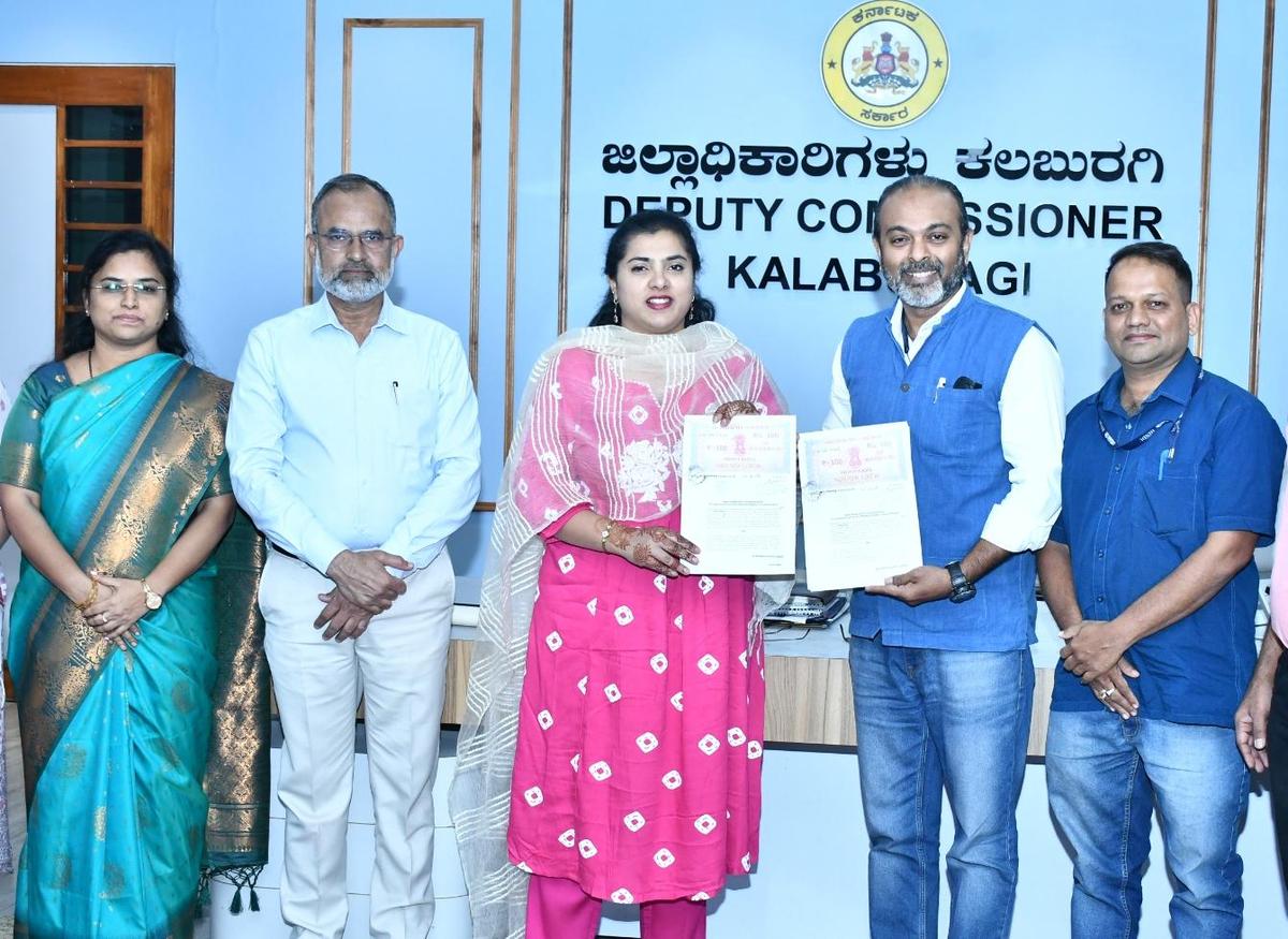 Kalaburagi Deputy Commissioner B. Fouzia Taranum and general manager (STEP Division) of The Hindu Group Sai Krishnan G. exchanging memorandum of understanding in Kalaburagi on Friday.