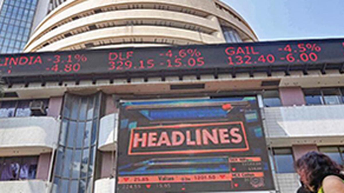 Markets fall on unabated foreign fund outflows; HDFC Bank, Reliance also drag