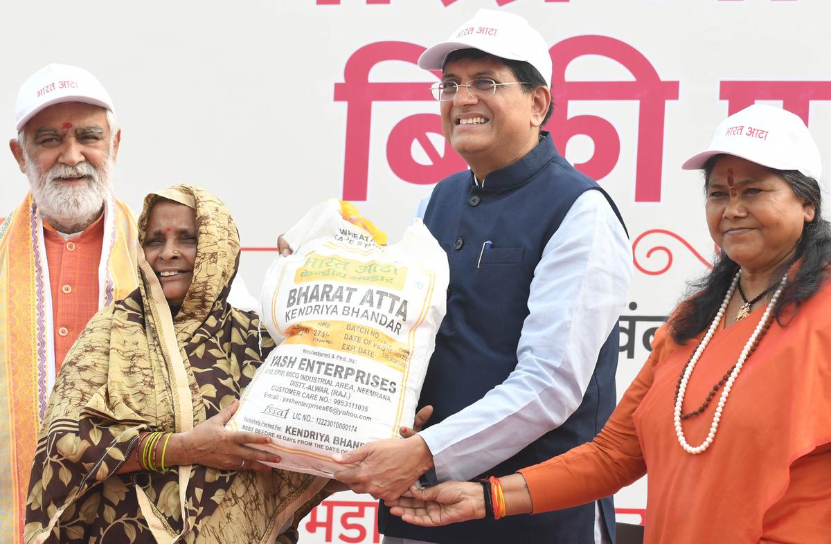 ગ્રાહક બાબતો, ખાદ્ય અને જાહેર વિતરણ, કાપડ અને વાણિજ્ય અને ઉદ્યોગ મંત્રી પીયૂષ ગોયલે આજે કર્તવ્ય પથ, નવી દિલ્હી ખાતેથી 'ભારત' બ્રાન્ડ હેઠળ ઘઉંના લોટ (આટા)ના વેચાણ માટે 100 મોબાઈલ વાનને લીલી ઝંડી બતાવી હતી. ગ્રાહક બાબતો, ખાદ્ય અને જાહેર વિતરણ, કાપડ અને વાણિજ્ય અને ઉદ્યોગ મંત્રી પીયૂષ ગોયલે આજે કર્તવ્ય પથ, નવી દિલ્હી ખાતેથી 'ભારત' બ્રાન્ડ હેઠળ ઘઉંના લોટ (આટા)ના વેચાણ માટે 100 મોબાઈલ વાનને લીલી ઝંડી બતાવી હતી.