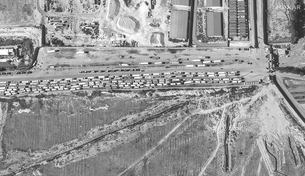 A satelite image shows trucks waiting on the Egyptian side of the Gaza-Egypt border crossing, in Rafah, Egypt on March 2, 2025. Photo: Maxar Technologies via Reuters