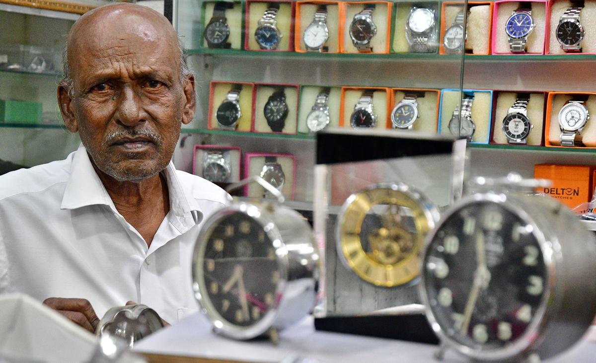 AR Ismail werkt al 52 jaar vanuit zijn kleine winkel in het 100 jaar oude gebouw.  