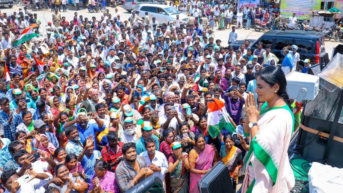 Sharmila gives sharp counter to YSRCP fan shouting ‘Jai Jagan’ during A.P. Nyaya Yatra