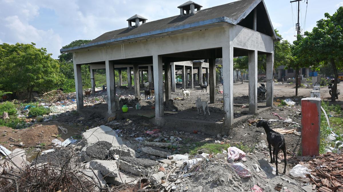 Poor maintenance of Thathaneri crematorium causes discomfort to public