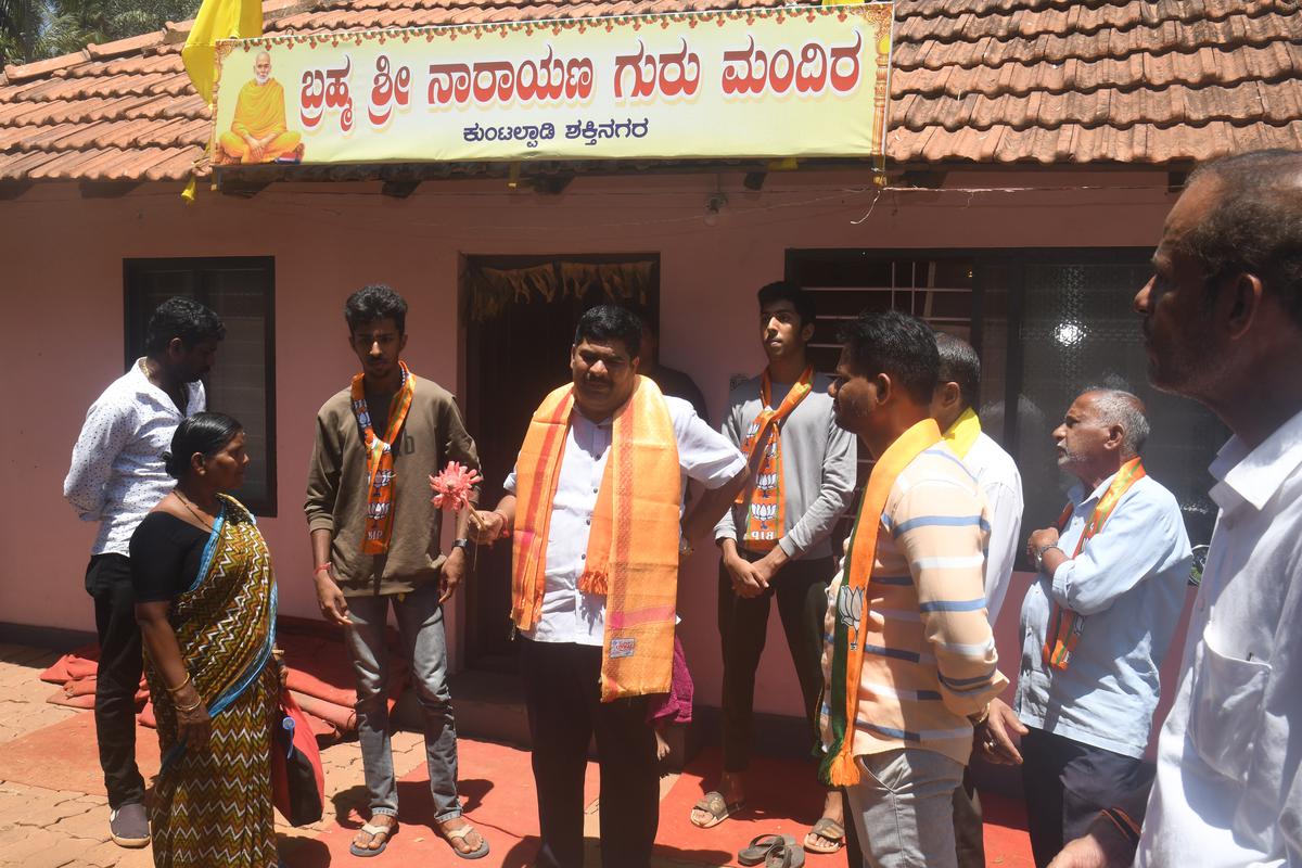 D. Ved Vyas Kamath interacted with residents at Kuntalpadi in Shaktinagar.